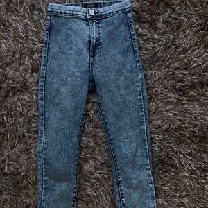 Really cute high waisted Bershka jeans!